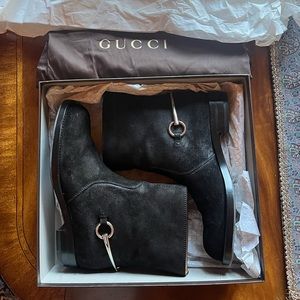 GUCCI 354003 Susan Labrador Nero Suede Boot